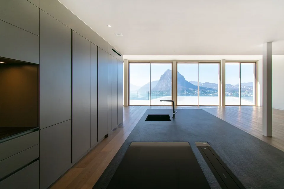 LUXURY PENTHOUSE WITH AMAZING LAKE VIEW