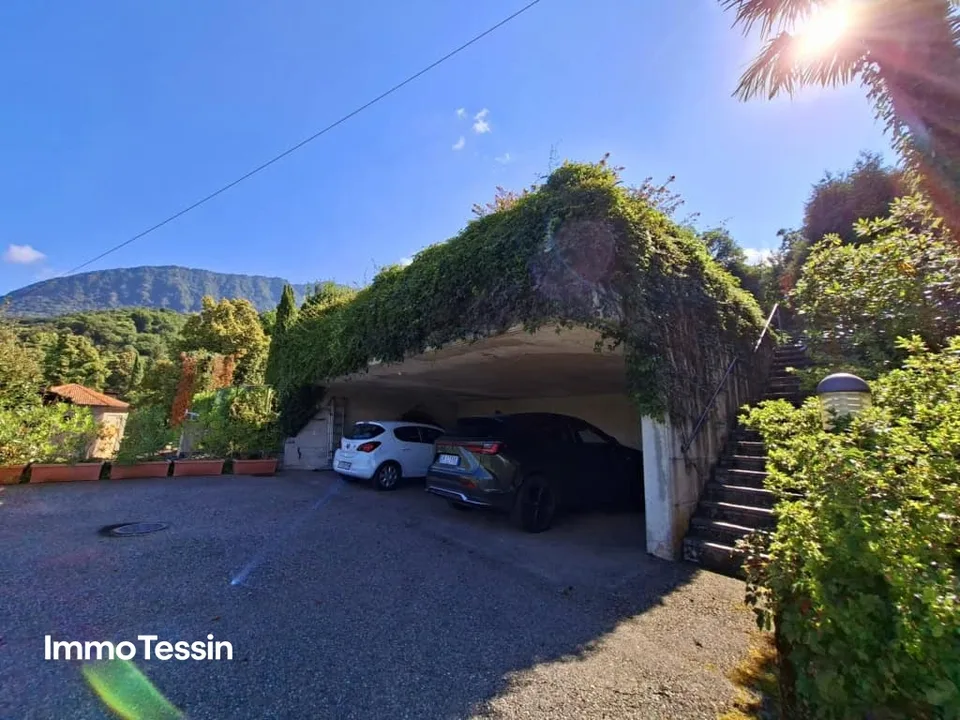 HIGHLIGHT: Villa doppia esclusiva con piscina e terreno enorme per una privacy assoluta in una posizione privilegiata vicino a Lugano