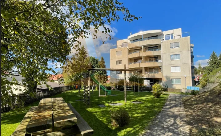 ZU VERKAUFEN 4-ZIMMER-WOHNUNG 111 M2 MIT AUßENPARKPLATZ