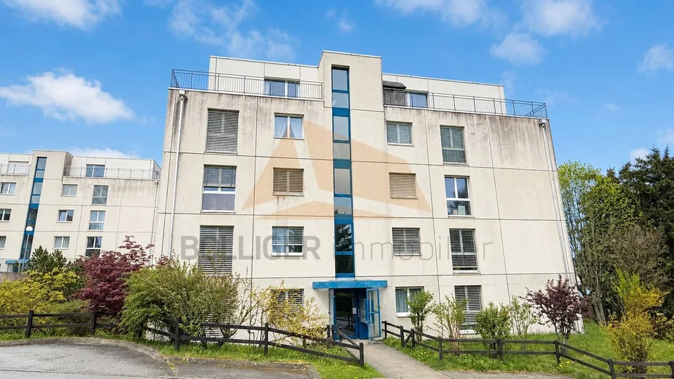 ZU VERKAUFEN 4-ZIMMER-WOHNUNG 111 M2 MIT AUßENPARKPLATZ