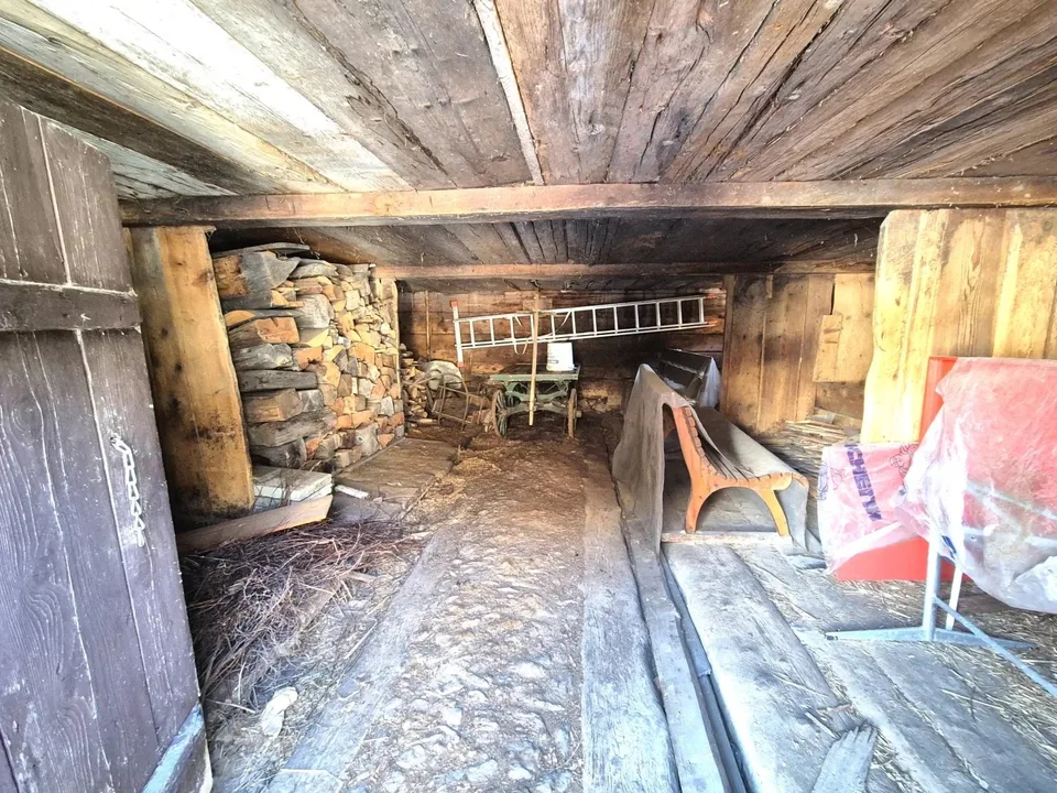 Fienile in stile vallesano tipico nel mezzo di Fiesch