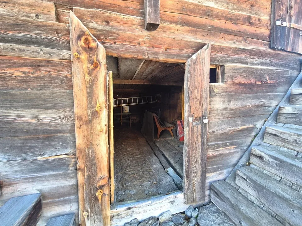 Fienile in stile vallesano tipico nel mezzo di Fiesch