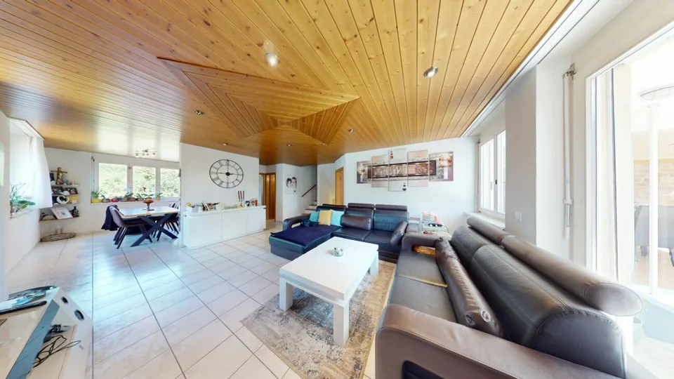 Esclusiva casa a schiera di 6,5 locali con solarium invernale soleggiato e molto comfort abitativo