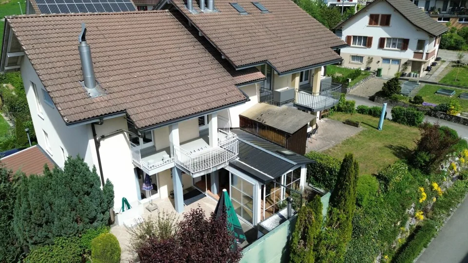 Exklusives 6.5-Zimmer-Doppeleinfamilienhaus mit sonnigem Wintergarten und viel Wohnkomfort