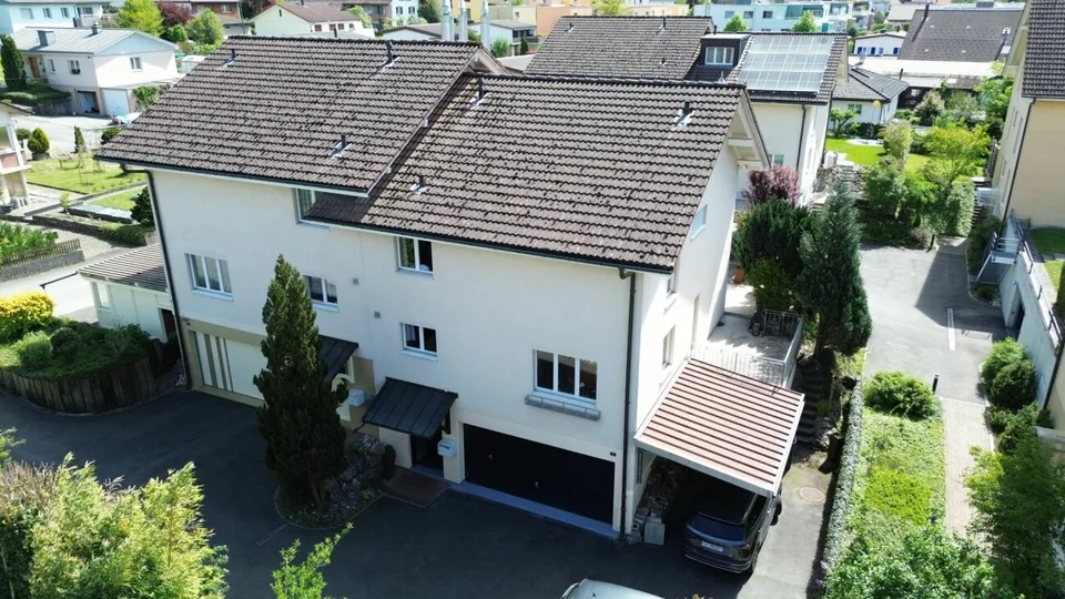 Esclusiva casa a schiera di 6,5 locali con solarium invernale soleggiato e molto comfort abitativo