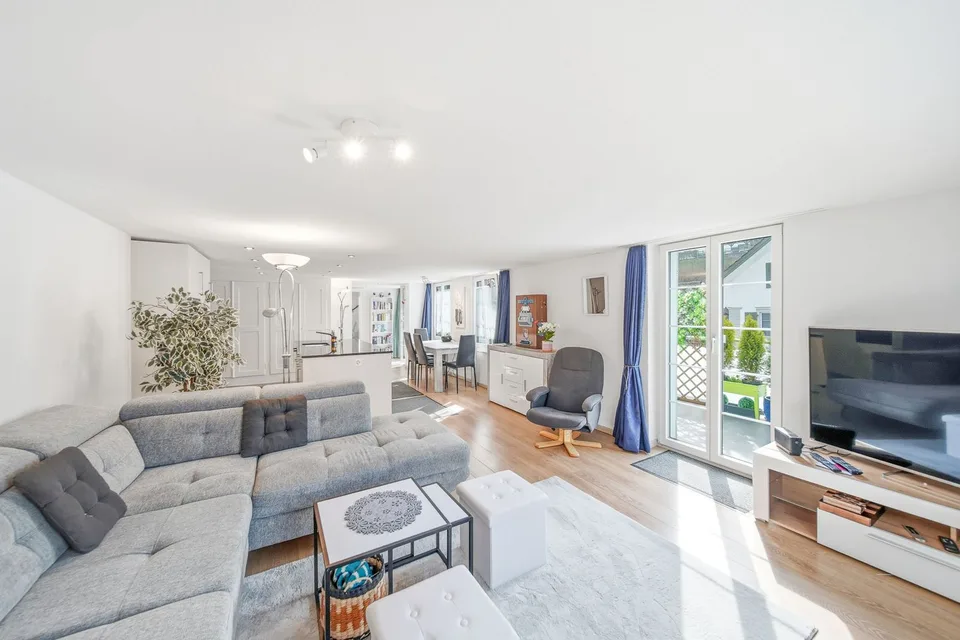 UNIQUE MULTI-FAMILY HOUSE IN BEAUTIFUL SCHÖTZ