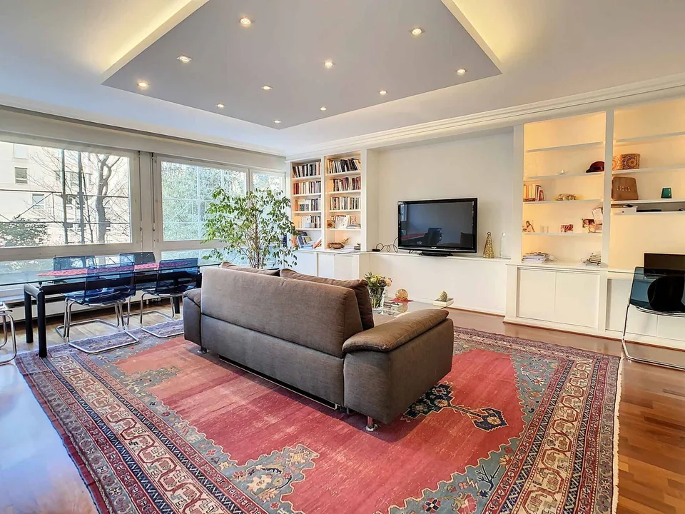 Große 3-Zimmer-Wohnung in einem Nobelhaus