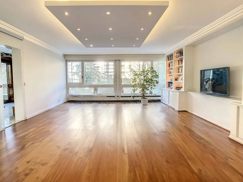 Große 3-Zimmer-Wohnung in einem Nobelhaus