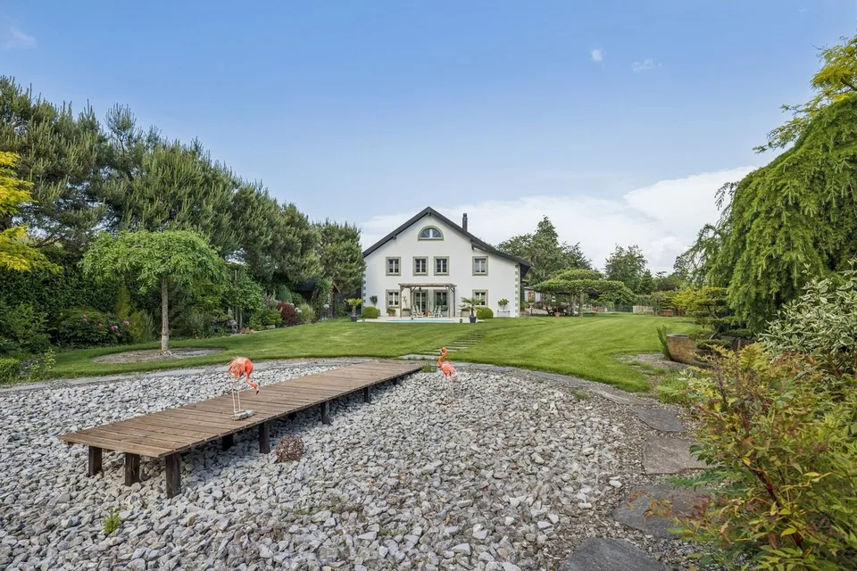 Außergewöhnliche 8-Zimmer-Villa mit baumgesäumtem Park und Swimmingpool in Montprev