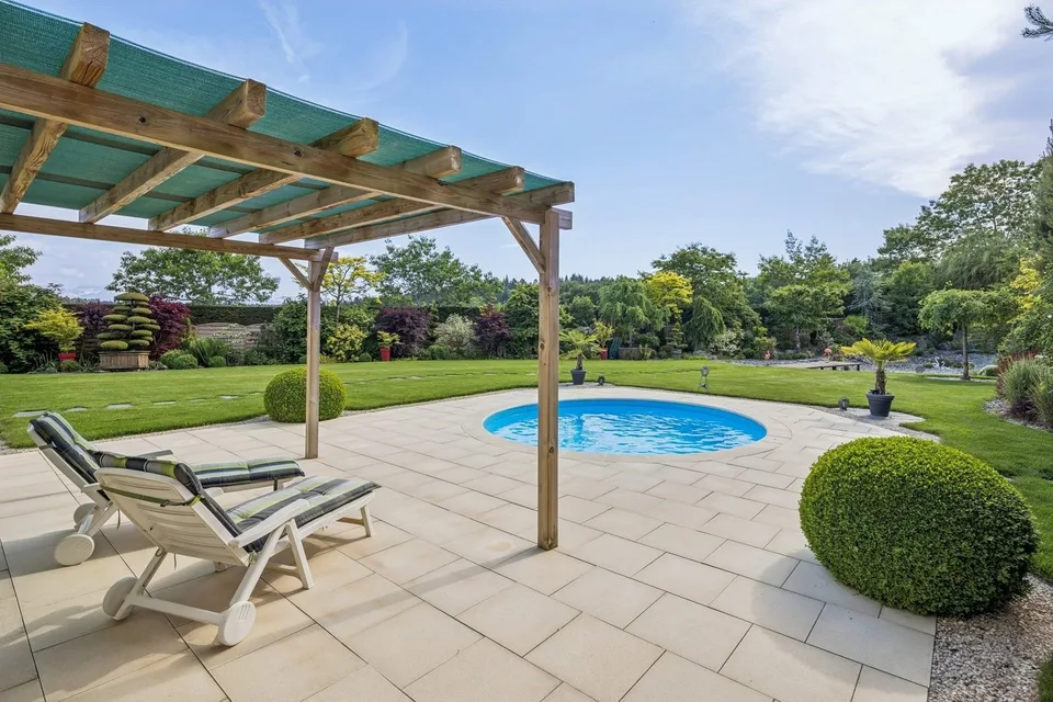 Außergewöhnliche 8-Zimmer-Villa mit baumgesäumtem Park und Swimmingpool in Montprev