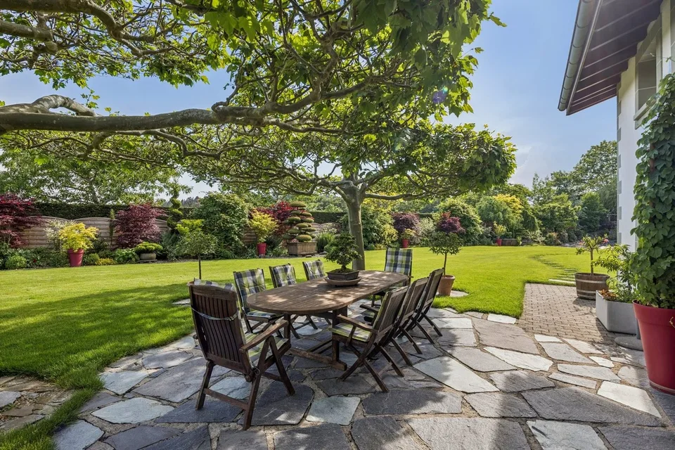 Außergewöhnliche 8-Zimmer-Villa mit baumgesäumtem Park und Swimmingpool in Montprev