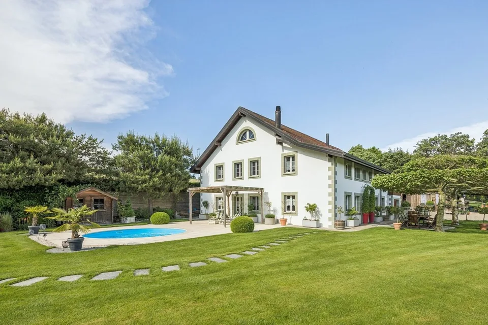 Außergewöhnliche 8-Zimmer-Villa mit baumgesäumtem Park und Swimmingpool in Montprev