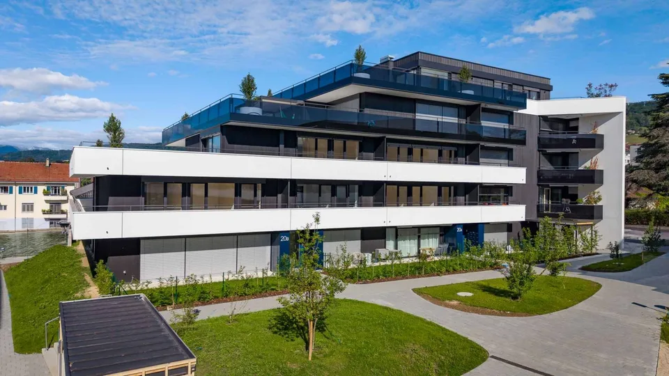 Appartement neuf traversant de 4.5 pièces avec deux balcons