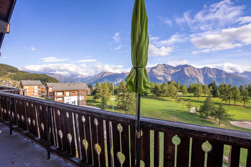 Appartement mansardé authentique avec vue sur le golf et hauts plafonds – photo 10 sur 30