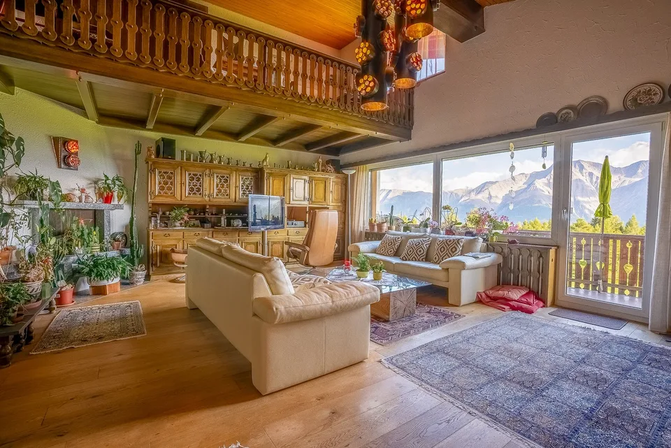 Authentische Dachwohnung mit Blick auf den Golfplatz und hohe Decken