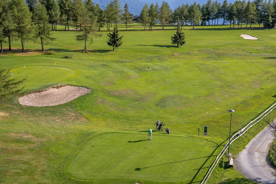 Appartement mansardé authentique avec vue sur le golf et hauts plafonds – photo 8 sur 30
