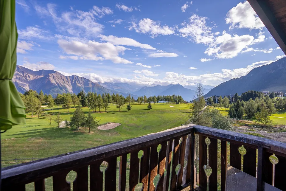 Appartement mansardé authentique avec vue sur le golf et hauts plafonds – photo 11 sur 30