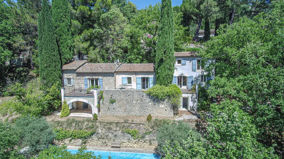 Magnifique propriété à rénover avec piscine à Ménerbes au coeur du Luberon !