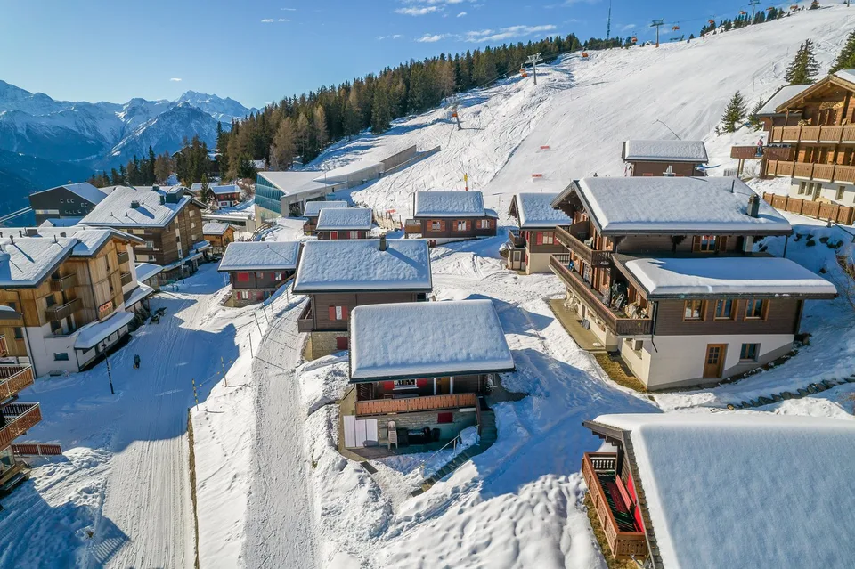 Maison de 4 familles directement sur les pistes avec un haut potentiel de rendement et une utilisation flexible – photo 7 sur 30