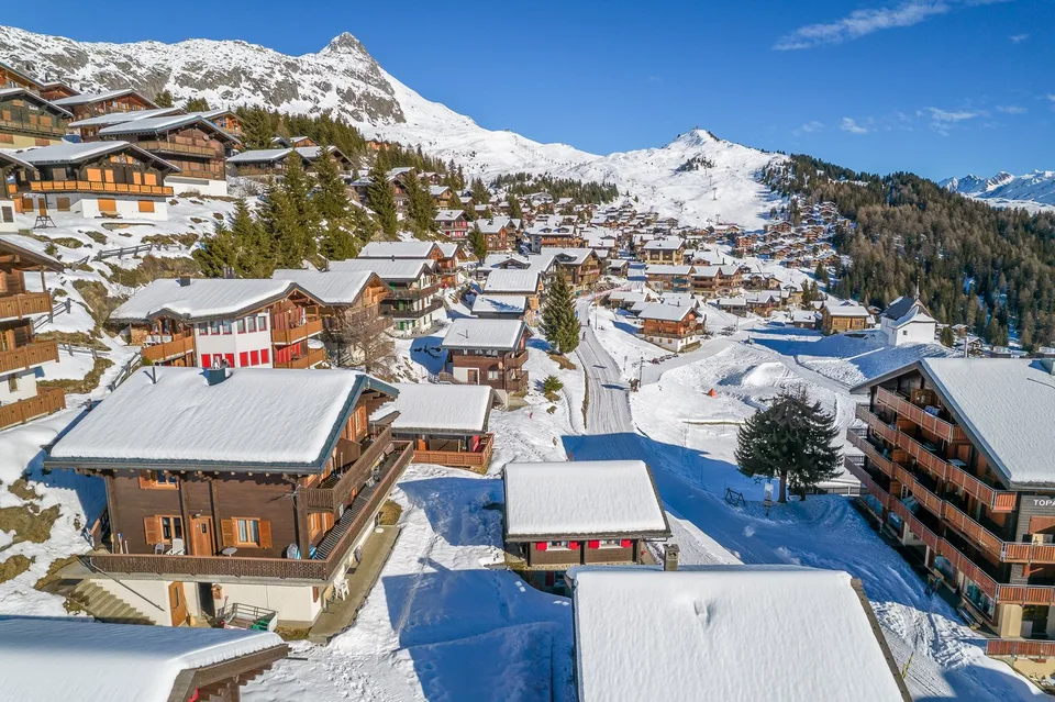 Maison de 4 familles directement sur les pistes avec un haut potentiel de rendement et une utilisation flexible – photo 6 sur 30