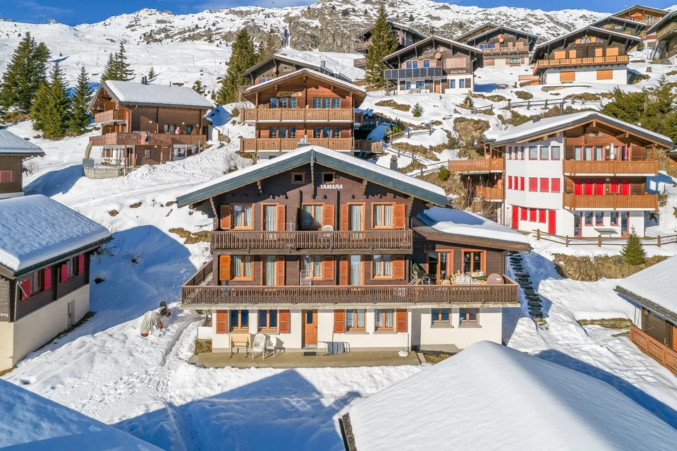 Maison de 4 familles directement sur les pistes avec un haut potentiel de rendement et une utilisation flexible