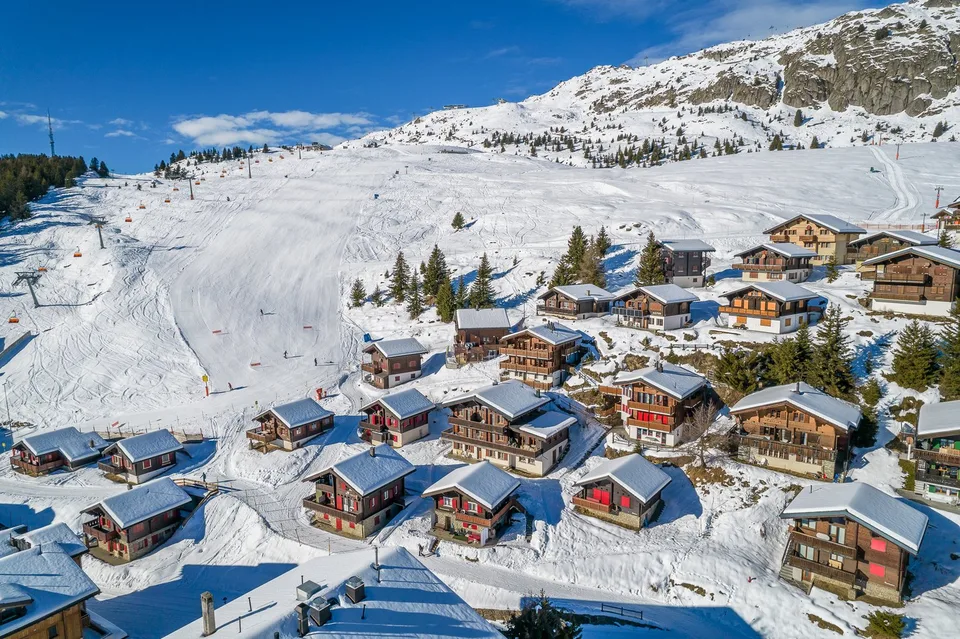 Maison de 4 familles directement sur les pistes avec un haut potentiel de rendement et une utilisation flexible
