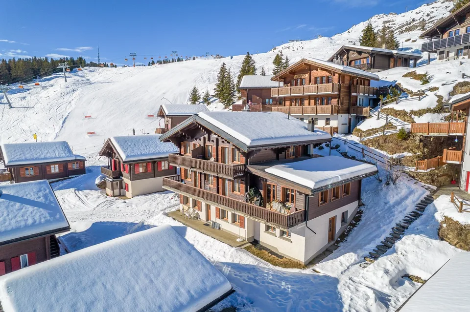 Maison de 4 familles directement sur les pistes avec un haut potentiel de rendement et une utilisation flexible