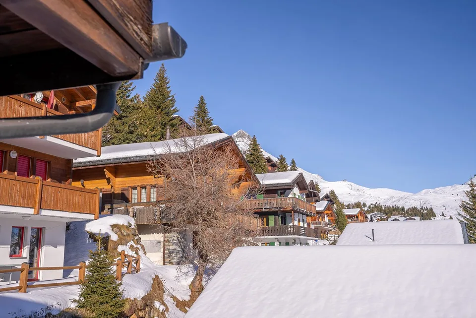 Maison de 4 familles directement sur les pistes avec un haut potentiel de rendement et une utilisation flexible – photo 24 sur 30