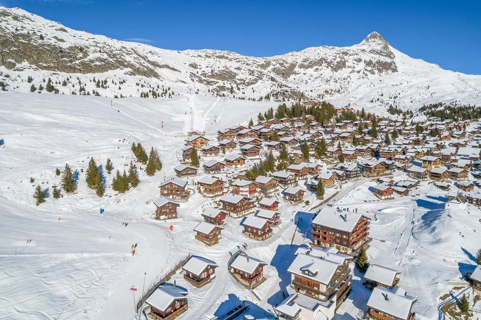 Maison de 4 familles directement sur les pistes avec un haut potentiel de rendement et une utilisation flexible
