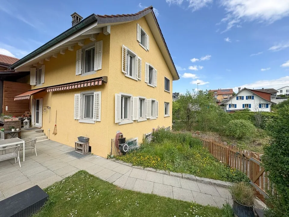 4.5-Zimmer-Doppeleinfamilienhaus an sonniger Lage