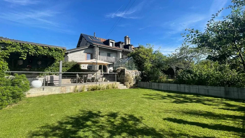 Maison de village mitoyenne de 6.5 pièces entièrement rénovée