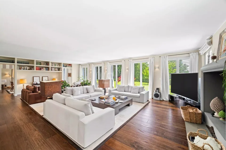 Elegantes Familienanwesen, ohne Lärmbelästigung und mit Blick auf den See.