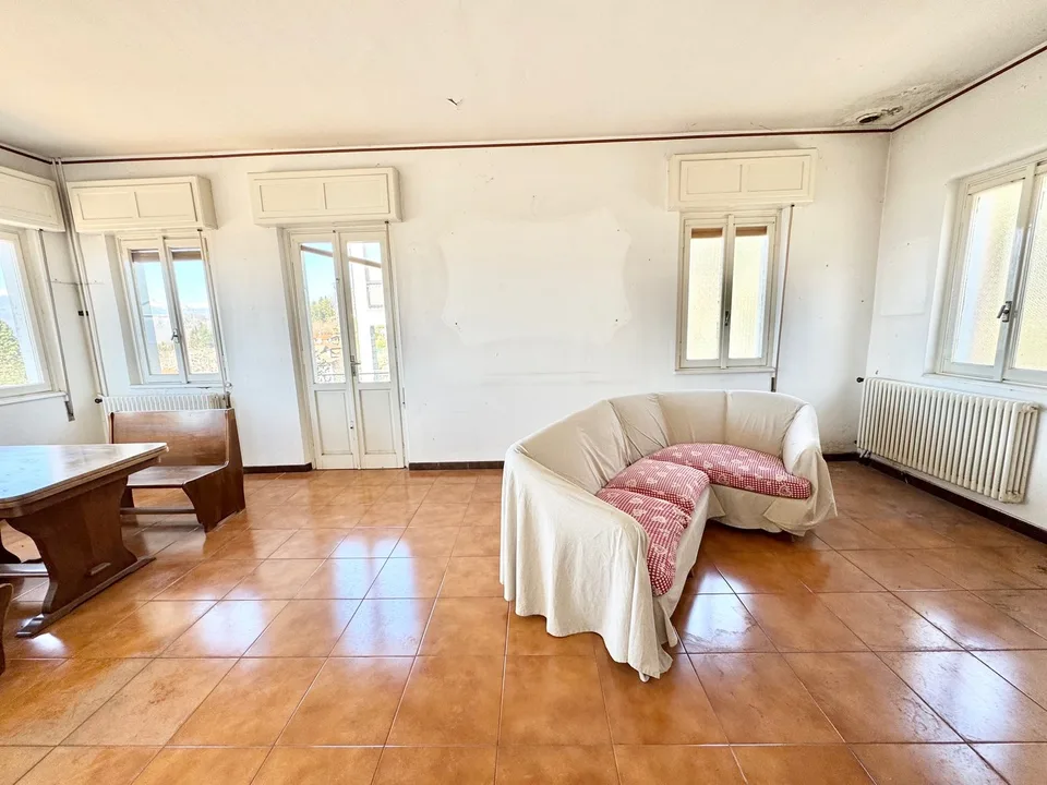 Villa Storica con Vista Mozzafiato sul Lago