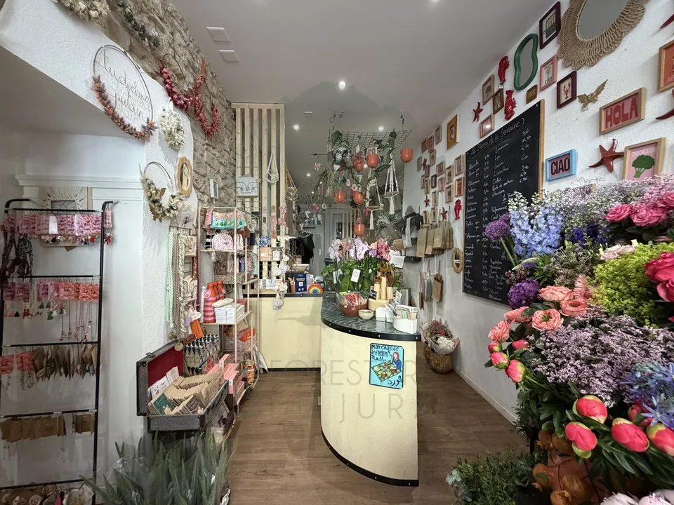 Insieme di due superfici commerciali affittate - Centro storico di Porrentruy