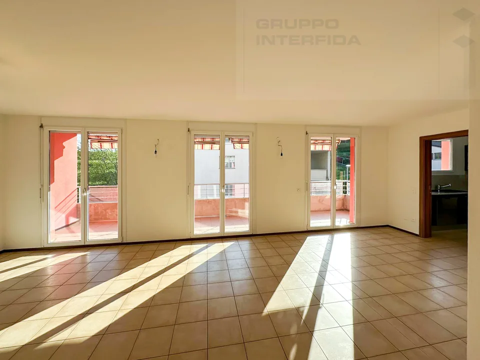 GROßES APARTMENT MIT BALKON