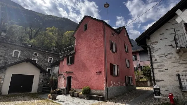 Casa tradizionale ticinese (Lodano-Vallemaggia) - Traditionelles Tessiner Haus (Lodano-Maggiatal)