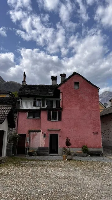 Casa tradizionale ticinese (Lodano-Vallemaggia) - Traditionelles Tessiner Haus (Lodano-Maggiatal)