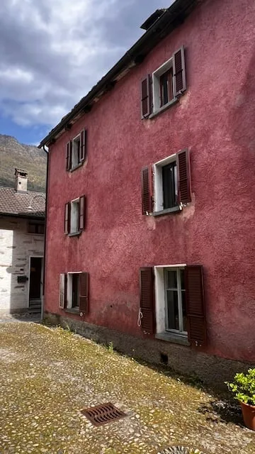 Casa tradizionale ticinese (Lodano-Vallemaggia) - Traditionelles Tessiner Haus (Lodano-Maggiatal)
