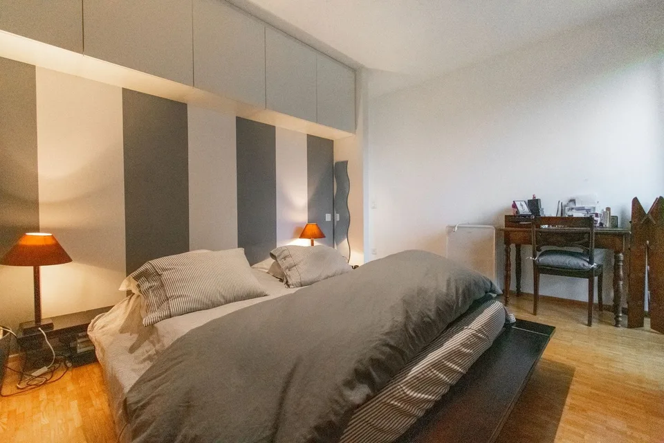 Moderne Villa auf zwei Ebenen mit Garten und Terrasse – Foto 11 von 15