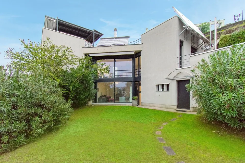 CASA MODERNA SU DUE PIANI CON GIARDINO E TERRAZZA