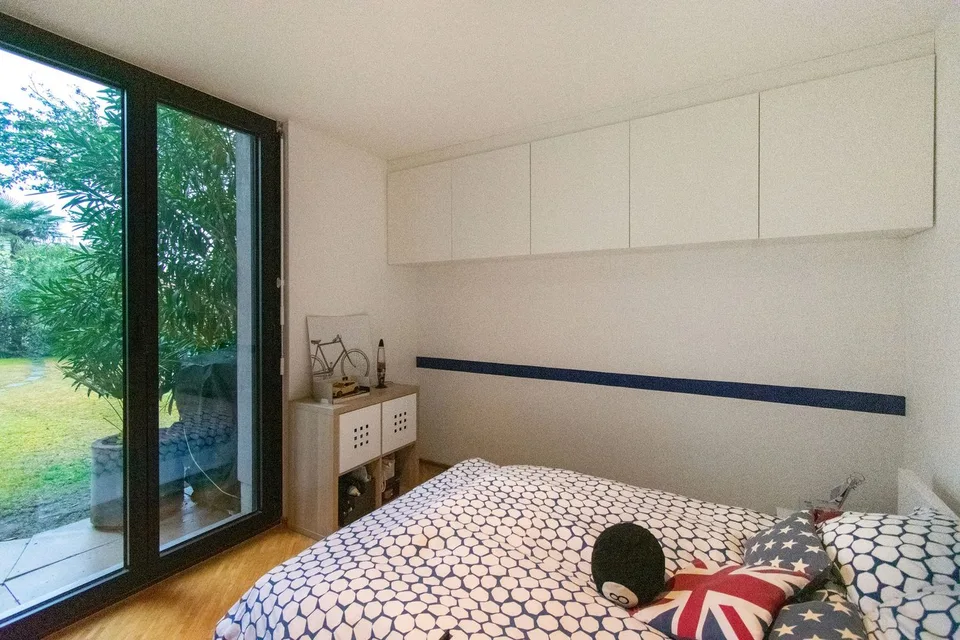 Moderne Villa auf zwei Ebenen mit Garten und Terrasse – Foto 13 von 15