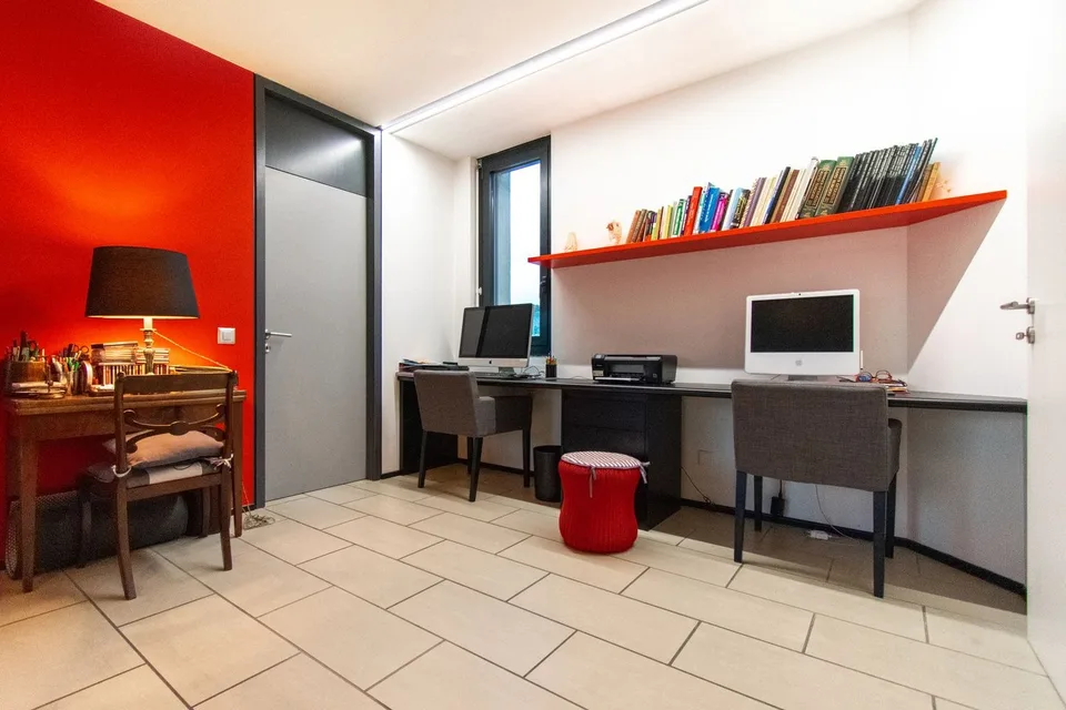 Moderne Villa auf zwei Ebenen mit Garten und Terrasse – Foto 10 von 15