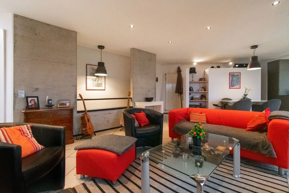 Moderne Villa auf zwei Ebenen mit Garten und Terrasse – Foto 7 von 15