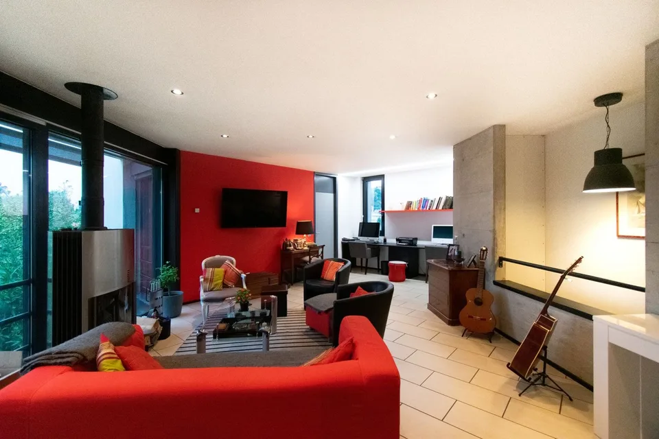 Moderne Villa auf zwei Ebenen mit Garten und Terrasse – Foto 8 von 15