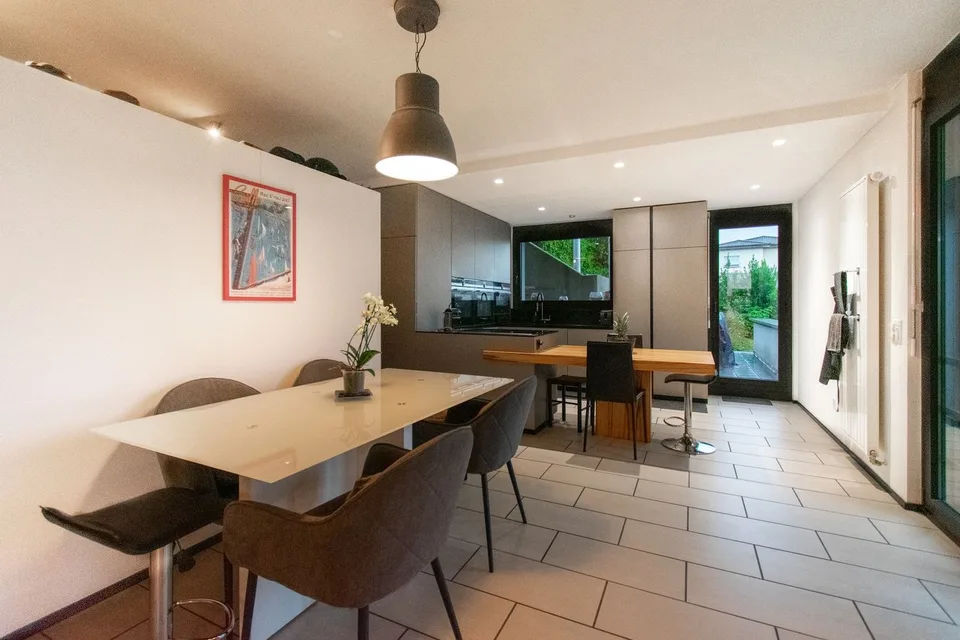 Moderne Villa auf zwei Ebenen mit Garten und Terrasse – Foto 6 von 15