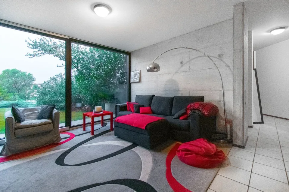 Moderne Villa auf zwei Ebenen mit Garten und Terrasse – Foto 12 von 15