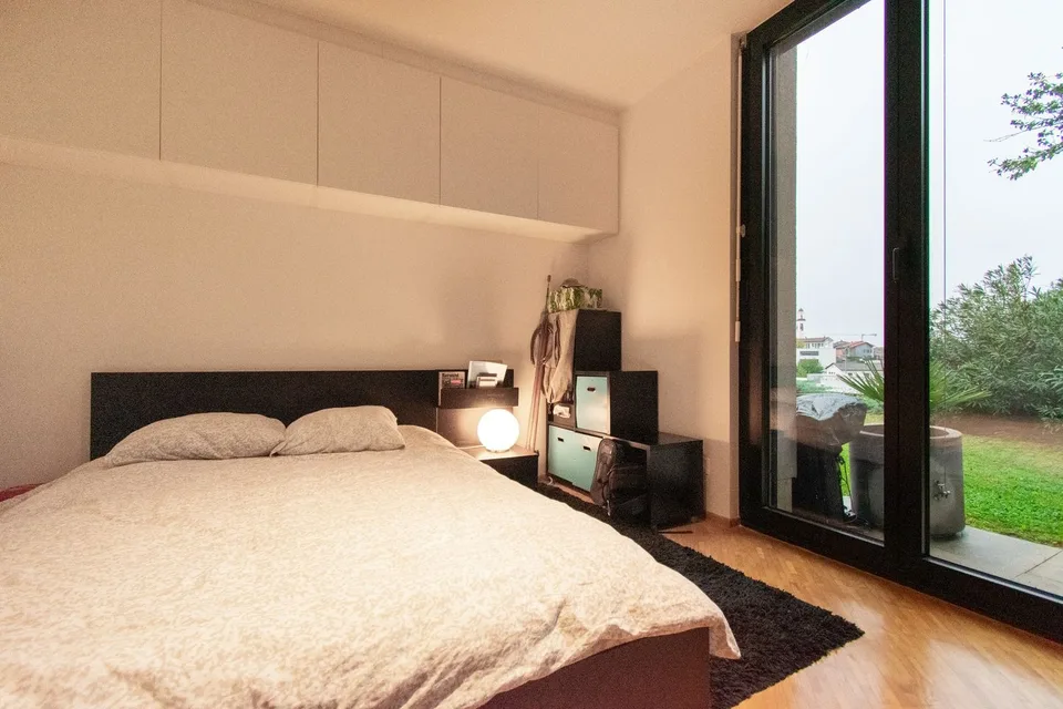 Moderne Villa auf zwei Ebenen mit Garten und Terrasse – Foto 14 von 15