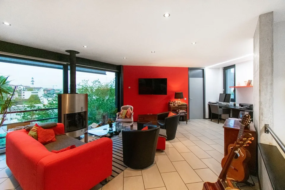 Moderne Villa auf zwei Ebenen mit Garten und Terrasse – Foto 9 von 15