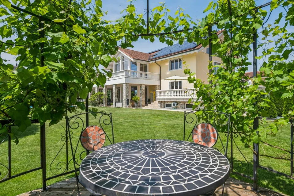 8.5-Zimmer-Villa voller Möglichkeiten – Foto 10 von 15