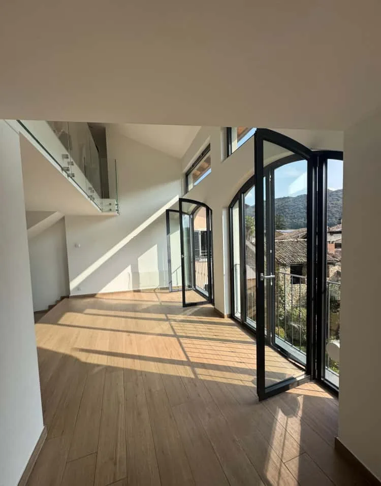 Elegante Duplex di 4.5 Locali con Vista Panoramica a Barbengo